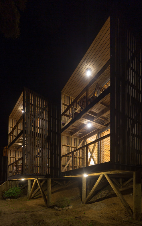 Hostal La Ritoqueña — zona de descanso con madera y viento del Pacífico, arquitecto Alejandro Soffia
